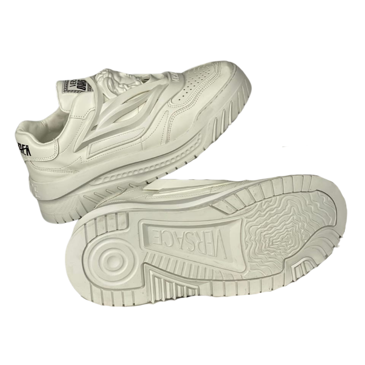 Tenis Versace Odissea Hombre: Exclusividad y Estilo en Cada Paso Si estás buscando Tenis Versace Odissea Hombre para añadir un toque de lujo y estilo a tu guardarropa, has llegado al lugar indicado. En Onlineshoppingcenterg, ofrecemos una selección exclusiva de estos tenis de alta gama que no solo destacan por su diseño, sino también por la calidad superior que caracteriza a la marca Versace. Aquí te explicamos todo lo que necesitas saber para tomar la mejor decisión de compra.  ¿Por Qué Elegir Tenis Versace Odissea Hombre? Los Tenis Versace Odissea Hombre son sinónimo de sofisticación y vanguardia. Estos tenis combinan un diseño audaz con materiales de primera calidad, lo que los convierte en una elección ideal para quienes buscan destacar con estilo. Además, su comodidad y durabilidad aseguran que no solo te verás bien, sino que también te sentirás bien al usarlos.  Características Destacadas: Diseño Exclusivo: Cada par de Tenis Versace Odissea Hombre presenta detalles únicos que reflejan la esencia de la marca. Comodidad Superior: Fabricados con materiales premium, estos tenis garantizan una experiencia de uso confortable. Versatilidad: Perfectos para combinar con diferentes estilos, desde un look casual hasta uno más sofisticado. Precios de los Tenis Versace Odissea Hombre En Onlineshoppingcenterg, entendemos que el precio es un factor clave al momento de comprar Tenis Versace Odissea Hombre. Por ello, te ofrecemos opciones que se ajustan a distintos presupuestos sin comprometer la calidad.